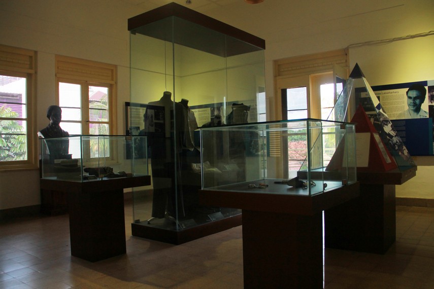 Berbagai benda peninggalan Laksamana Maeda dan guntingan sejarah di lantai dua Museum Perumusan Naskah Proklamasi