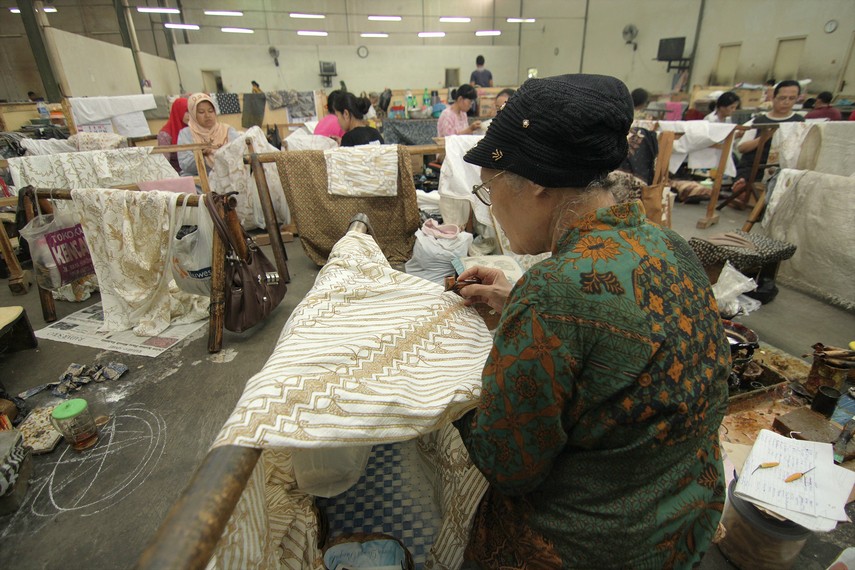 Di bagian belakang gedung museum, terdapat pabrik tempat produksi Batik Danar Hadi. Di tempat ini, pengunjung dapat melihat proses pembuatan batik