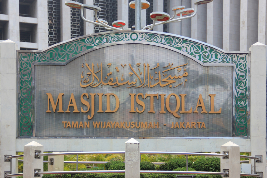 Lokasi masjid Istiqlal bersebelahan dengan gereja Katedral, menandakan masyarakat Indonesia yang penuh toleransi