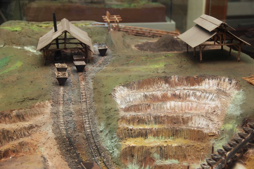 Diorama penambangan mini yang ditampilkan di museum
