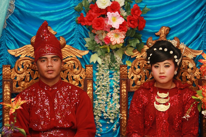 Mempelai wanita dan laki-laki saat bersanding seusai akad nikah dan menjalani ritual pernikahan dalam adat Belitung