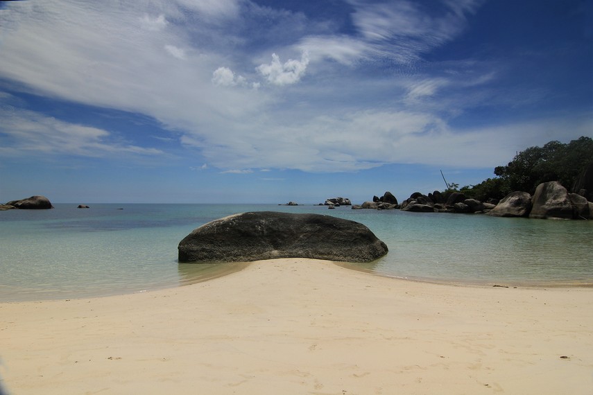Pantai Tanjung Tinggi berada di Desa Sijuk, Kecamatan Sijuk, Belitung