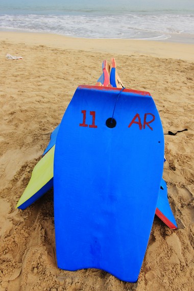 Papan boogie surfing yang bisa disewa oleh pengunjung saat berada di Pantai santolo