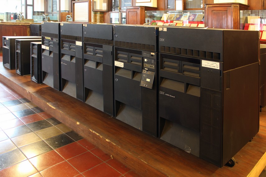 Server berukuran besar tersusun rapih di salah satu sudut Museum Bank Mandiri