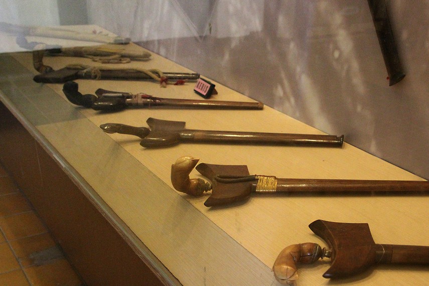 Beberapa peninggalan Kesultanan berupa senjata tradisional yang digunakan masyarakat Kutai Kartanegara