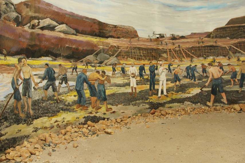 Relief yang menginformasikan penambangan timah di Pulau Bangka telah dilakukan sejak abad 19