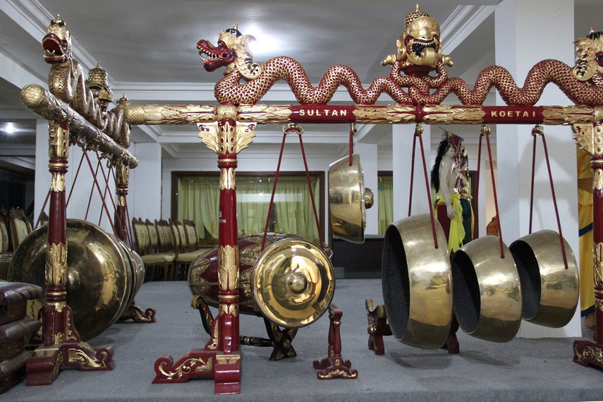 Perangkat gamelan resmi milik Kesultanan Kutai ikut dipamerkan di lantai dasar