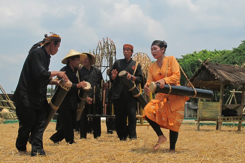 Dogdog lojor adalah alat musik bambu yang berasal dari daerah Banten Selatan