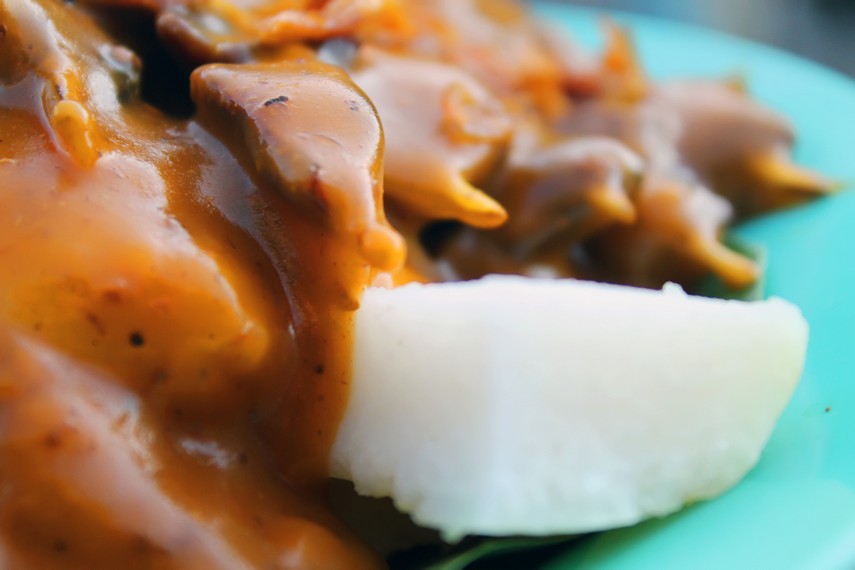Kuah kental beraroma rempah dan gurihnya irisan daging dalam sate Padang menggoda selera
