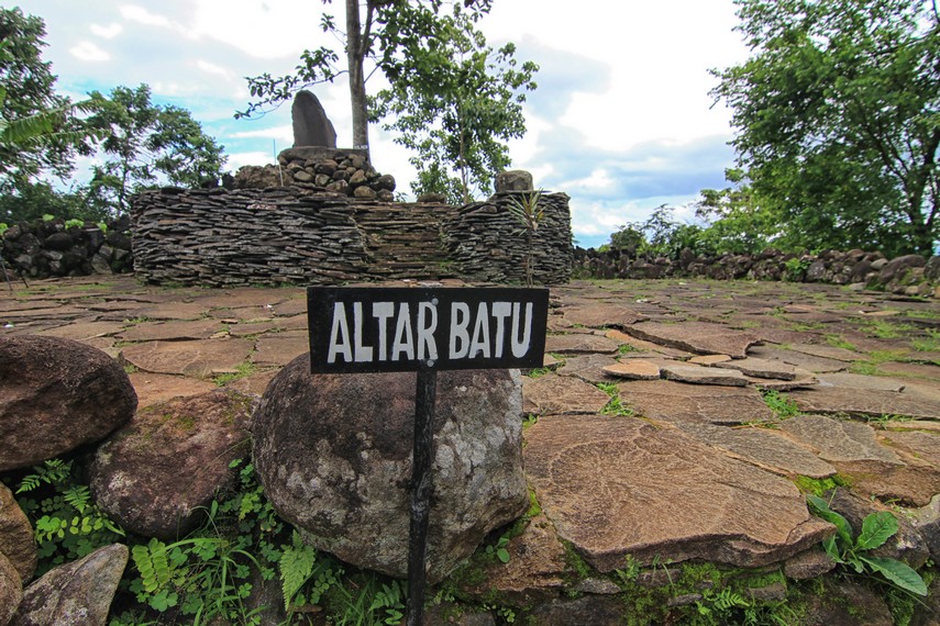Altar batu atau punden berundak merupakan tempat yang berfungsi sebagai makam seseorang yang dianggap tokoh