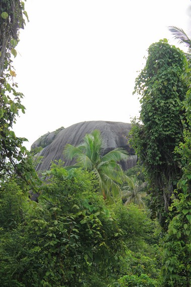 Batu Baginde terletak di daerah Membalong, tepatnya tidak jauh dari Pantai Penyabong