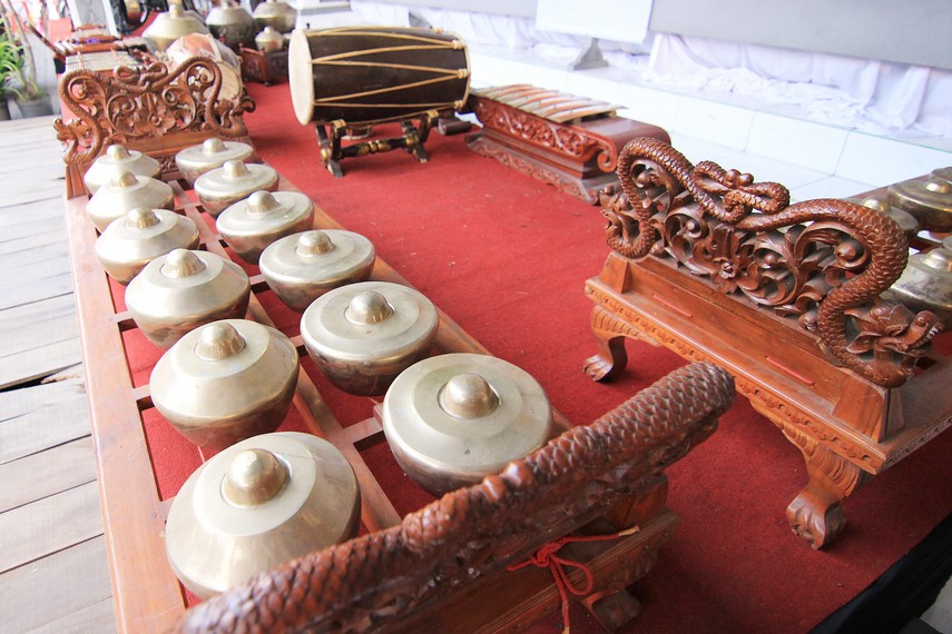 Gamelan merupakan instrumen musik paling penting dalam kebudayaan Jawa, juga Bali. Instrumen ini mengiringi berbagai pertunjukan kesenian