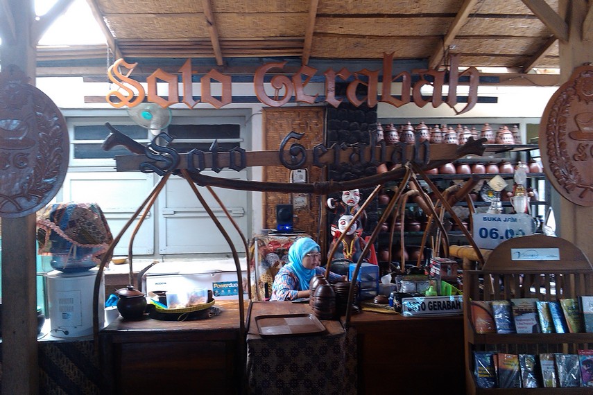 Kedai Soto Gerabah terletak di Jalan Prof. Dr. Supomo No 57, Pasar Beling, Solo