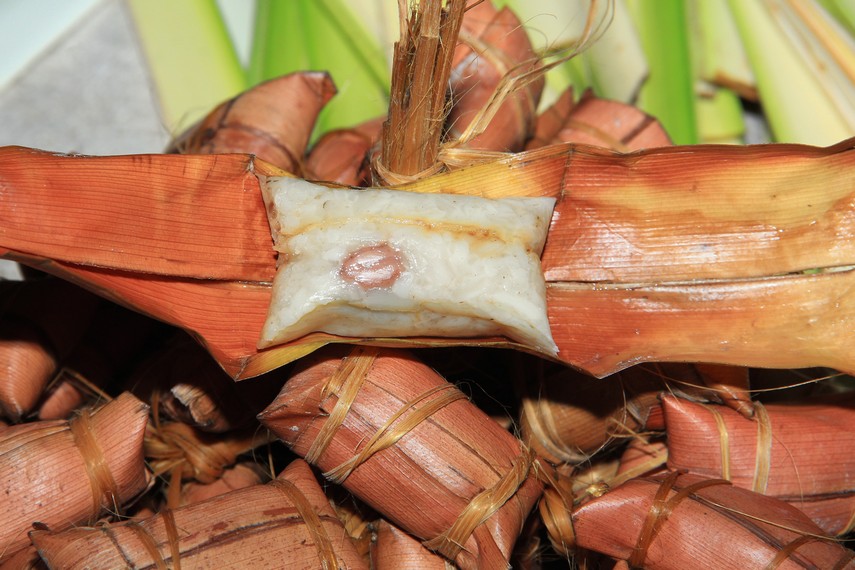 Lepet merupakan kudapan yang terbuat dari ketan dicampur dengan kelapa dan menggunakan kacang tunggak sebagai isinya