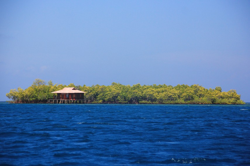 Istilah kecil-kecil cabai rawit mungkin sangat pas untuk menggambarkan Pulau Bohanga, pulau kecil dengan pemandangan indah