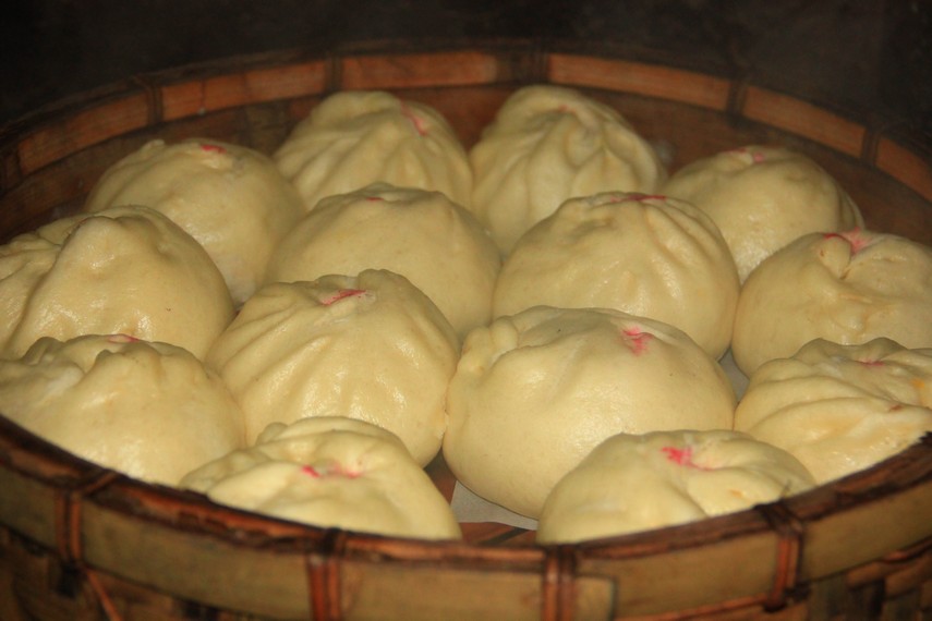 Biapong merupakan roti berisi daging babi berbentuk bulat putih dan memiliki citarasa manis