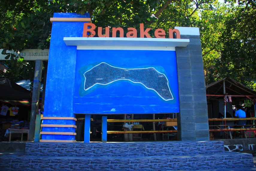 Pulau Bunaken terletak di Teluk Manado bersebelahan dengan Pulau Manado Tua, Pulau Siladen dan Pulau Mantihage