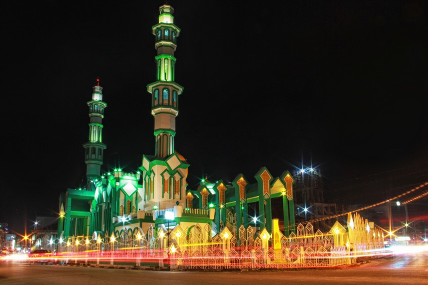 Masjid Raya Singkawang terletak di Jalan Merdeka, Singkawang, Kalimantan Barat