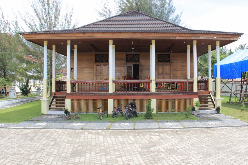 Rumah tabuik berbentuk panggung ini berada di Jalan Syech Burhanuddin dan Jalan Imam Bonjol, Kota Pariaman, Sumatera Barat