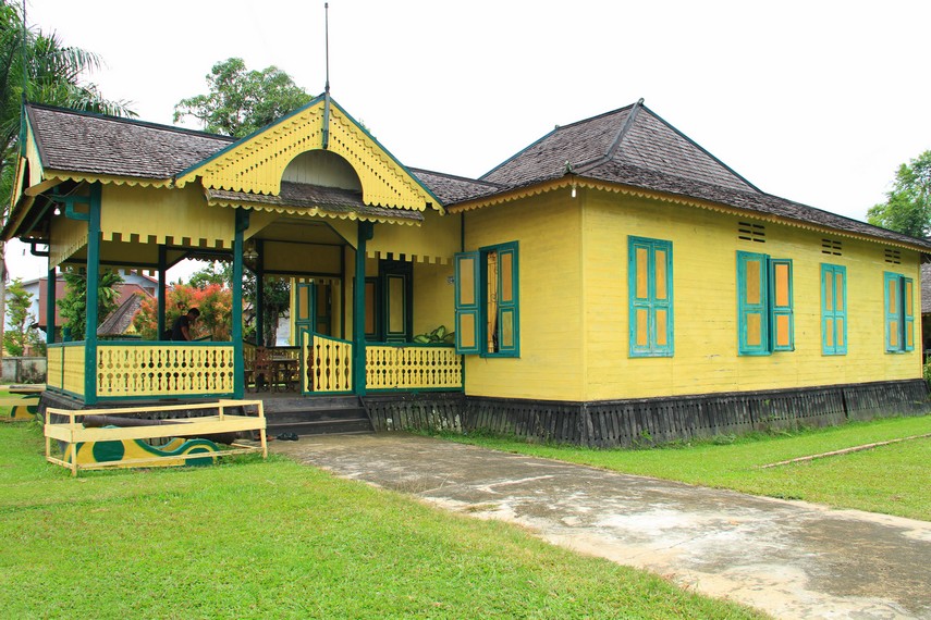 Kerajaan Landak bertempat di Jalan Pangeran Sanca Natakusuma No. 6  Desa Raja, Kecamatan Ngabang, Kabupaten Landak, Kalimantan Barat