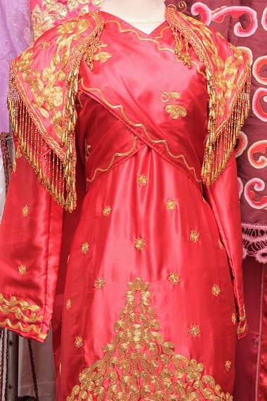 Pada sekitar tahun 1960-an kain sulam buatan Naras masih terbatas pada motif tradisional seperti baju pengantin ini