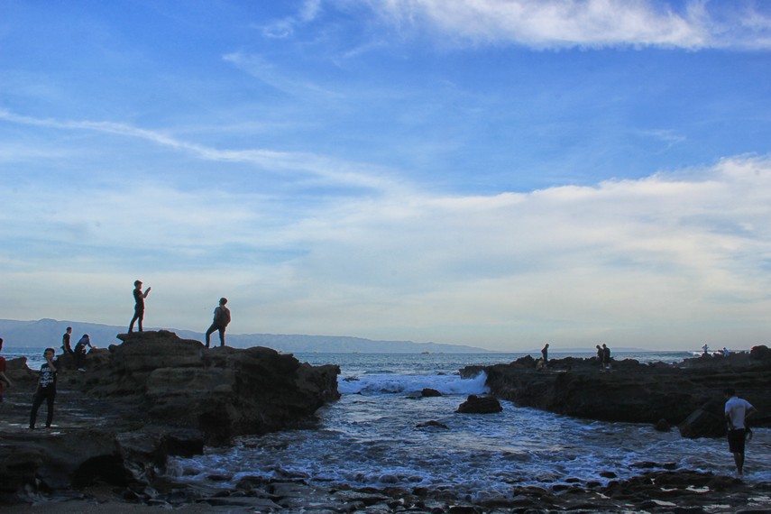 Pantai Karang Hawu terletak di sebelah barat Kota Pelabuhan Ratu, Sukabumi, Jawa Barat, tepatnya di Kecamatan Cisolok