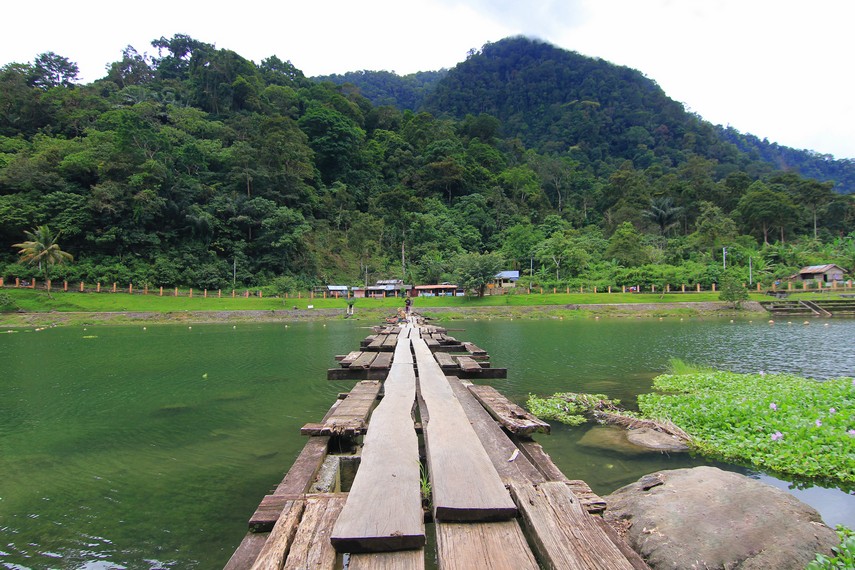 Danau Maninjau merupakan danau vulkanik yang terbentuk akibat erupsi gunung Sitinjau 52.000 tahun yang lalu