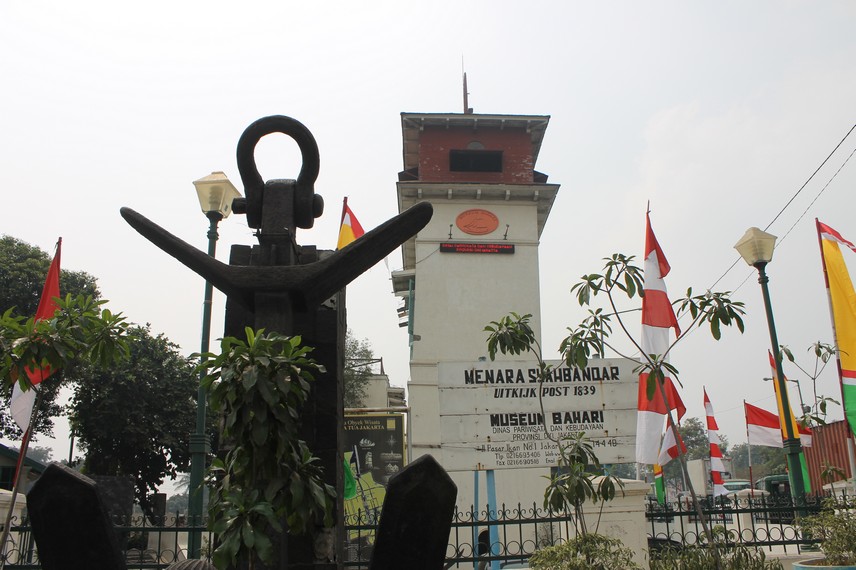 Menara Syahbandar terletak di sudut Jalan Pakin dan Jalan Pasar Ikan, Sunda Kelapa, Jakarta