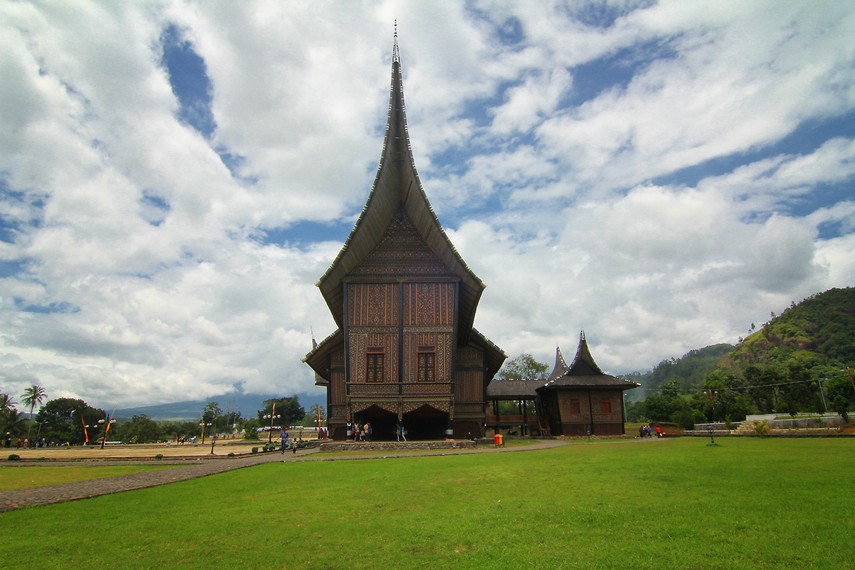 Istana ini terletak di nagari Pagaruyung, kecamatan Tanah Tanjung Emas, Kabupaten Tanah Datar