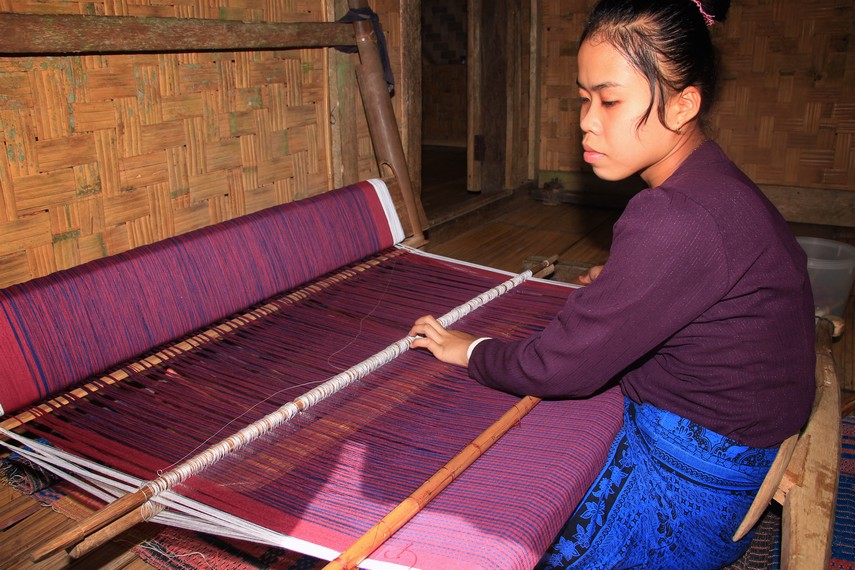 Proses menenun hingga menjadi kain tenun dilakukan oleh kaum perempuan Suku Baduy