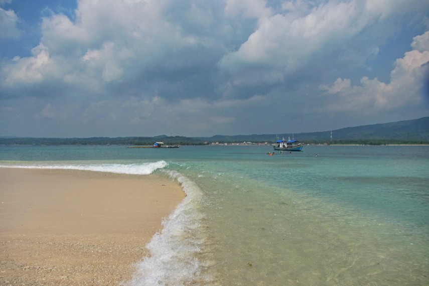 Pulau Oar berada di Taman Nasional Ujung Kulon ini memiliki pasir putih yang bertekstur lembut