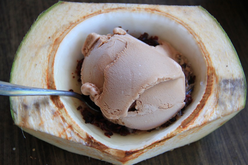 Ada 6 varian rasa yang ditawarkan dari es krim A-Ngie khas Pontianak yakni coklat, vanilla, stroberi, durian, cempedak dan nangka