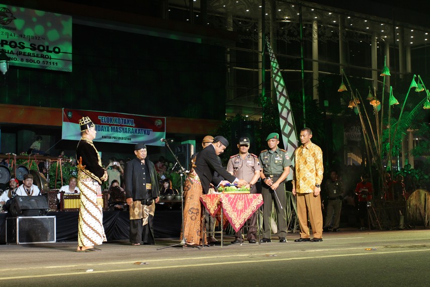 Pemotongan tumpeng yang dilakukan Walikota Solo FX Hadi Rudyatmo menjadi penanda tarian kolosal akan dimulai