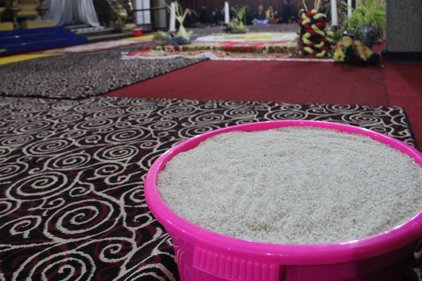 Wadah berisi beras diletakkan di sudut-sudut ruangan sebelum seluang mudik dilaksanakan