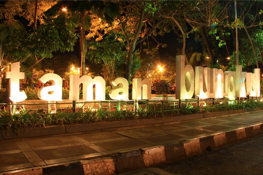 Diresmikan sejak 21 Maret 2007, Taman Bungkul berdiri di jantung Kota Surabaya, tepatnya di Jalan Raya Darmo