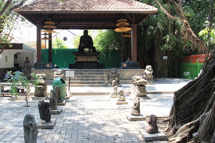 Arca Jogo Dolog berlokasi di Jalan Taman Apsari, Genteng, Surabaya