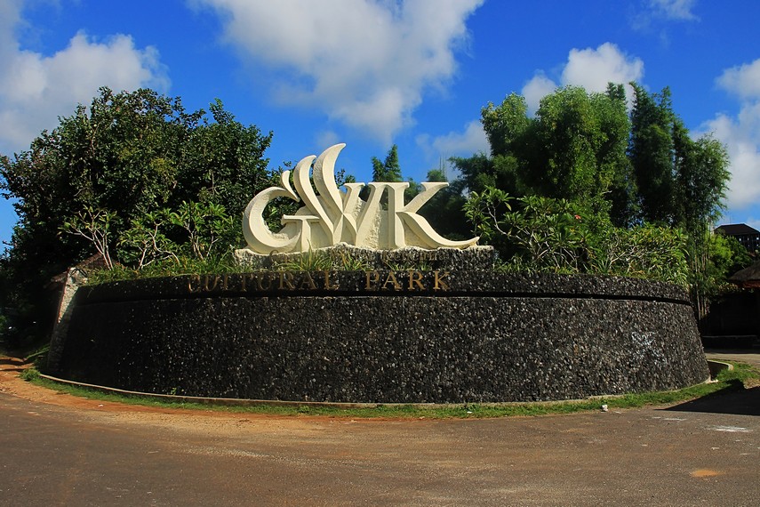 GWK didirikan diatas kawasan seluas 240 hektare, di atas dataran tinggi Jimbaran