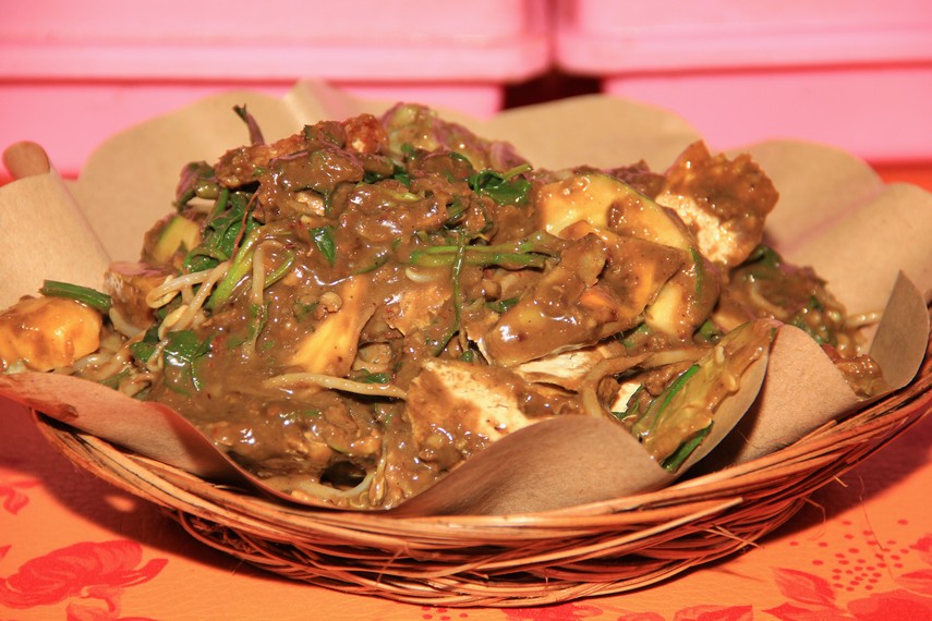 Rujak Cingur merupakan kuliner khas Jawa Timur yang banyak ditemui di jalan-jalan Kota Surabaya
