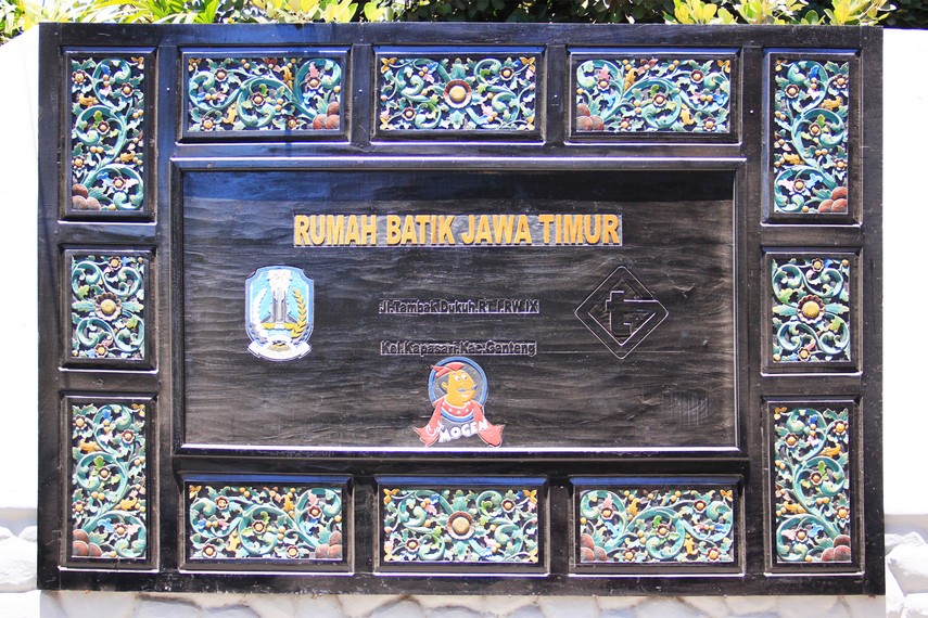 Rumah Batik Jawa Timur terletak di Jalan Tambak Dukuh, Kelurahan Kapasari, Jawa Timur