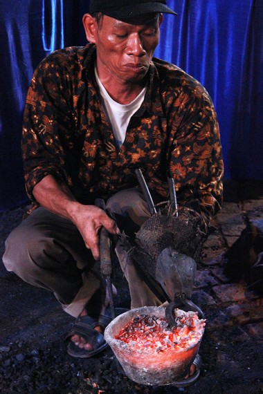 Dalam proses pembuatan gamelan, kowi dipanaskan untuk melebur bahan baku besi yang dicampur dengan kuningan, perak, atau tembaga