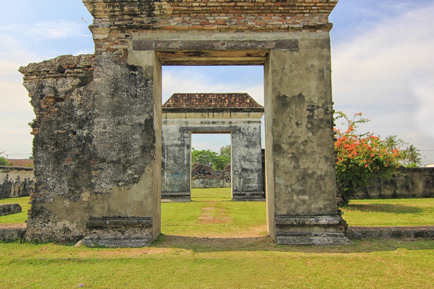 Keraton Kaibon menjadi salah satu bangunan bersejarah di Provinsi Banten. keraton ini dibangun pada tahun 1815
