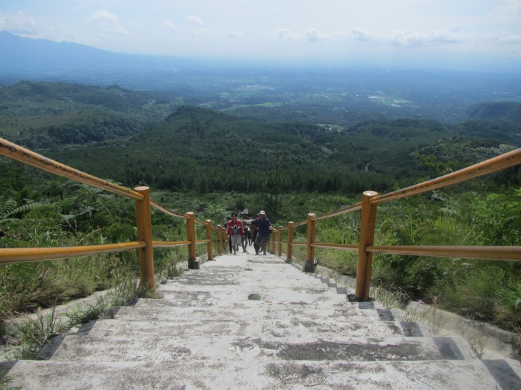 Cisayong menjadi salah satu kawasan favorit bagi para pendaki sebelum memulai aktivitas menjamahi Gunung Galunggung di Tasikmalaya