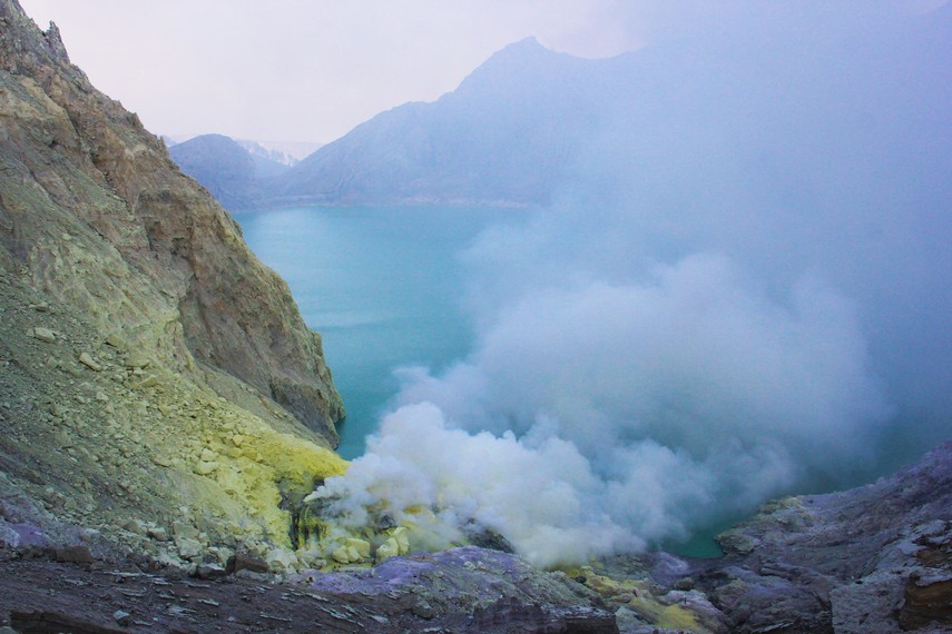 Kawah Ijen terbentuk akibat letusan gunung berapi dan menjadi kawah terindah yang dimiliki Indonesia karena memiliki fenomena blue fire alias si api biru