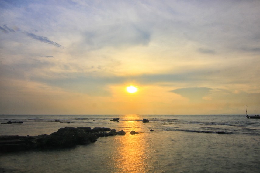Daerah pesisir pantai utara Banten diangurahi dengan pantai-pantainya yang menawan salah satunya adalah Pantai Anyer