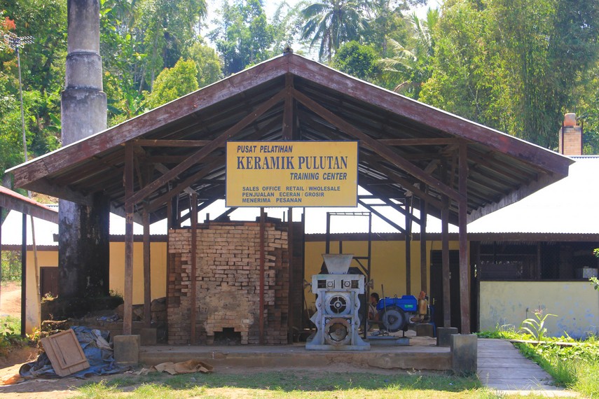Desa Pulutan terletak di selatan dari Kota Manado dengan menempuh jarak sekitar 40 km pengunjung akan sampai di desa ini