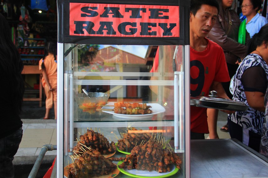 Di Sulawesi Utara terdapat sate khas bernama ragey, yaitu sate daging babi berukuran jumbo