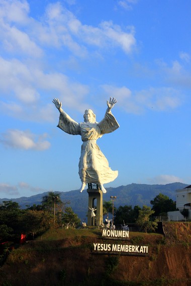Terletak di Kota Manado, Monumen Yesus Memberkati memiliki kemiringan 20 derajat