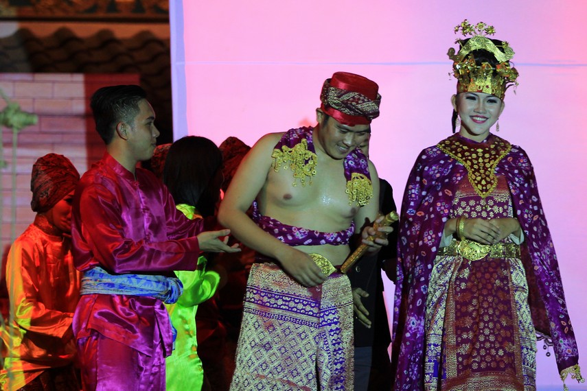Tradisi Mandi Kasai adalah tradisi menjelang pernikahan yang dilakukan oleh masyarakat Lubuk Linggau