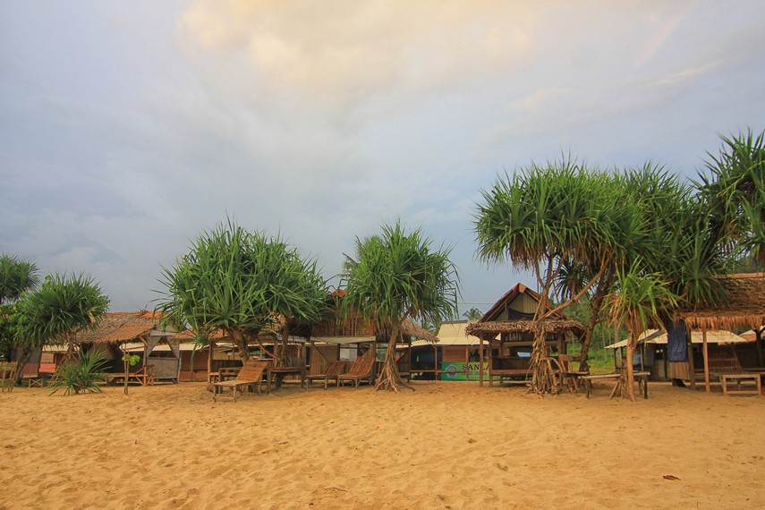 Pantai Pasir Putih Sawarna terletak di Kampung Cikaung, Desa Sawarna, Bayah, Lebak, Banten