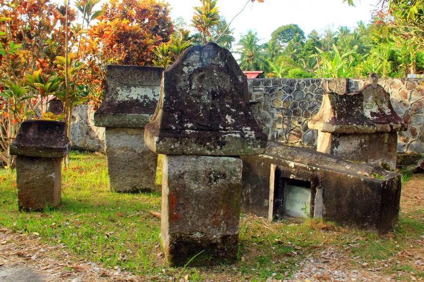 Situs Waruga Sawangan yang merupakan kuburan tua peninggalan zaman megalitik orang Minahasa